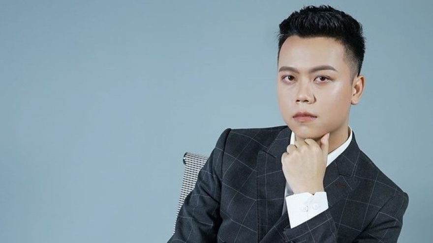 Ca sỹ Đình Dũng tổ chức minishow “Tình anh” tại bãi biển Trà Cổ
